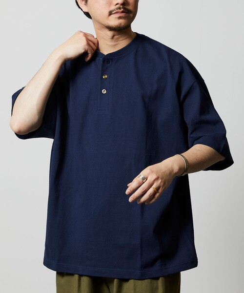 FREAK'S STORE(フリークスストア)の「限定展開 9オンス Heavyweight ビッグシルエット ヘンリーネックTシャツ/ヘビーウェイト(Tシャツ/カットソー・メンズ・グレイッシュベージュ/スミクロ/ネイビー/ブラック/アッシュグレー/ホワイト・LARGE/SMALL/MEDIUM)」の6枚目の写真