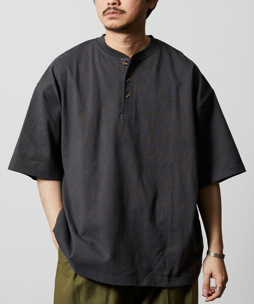 FREAK'S STORE(フリークスストア)の「限定展開 9オンス Heavyweight ビッグシルエット ヘンリーネックTシャツ/ヘビーウェイト(Tシャツ/カットソー・メンズ・グレイッシュベージュ/スミクロ/ネイビー/ブラック/アッシュグレー/ホワイト・LARGE/SMALL/MEDIUM)」の3枚目の写真