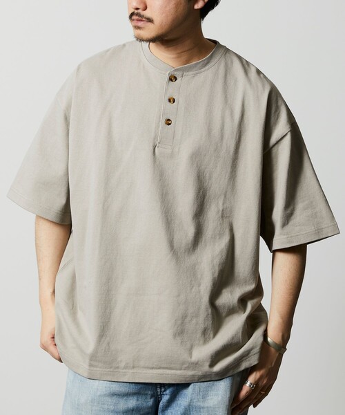 FREAK'S STORE(フリークスストア)の「限定展開 9オンス Heavyweight ビッグシルエット ヘンリーネックTシャツ/ヘビーウェイト(Tシャツ/カットソー・メンズ・グレイッシュベージュ/スミクロ/ネイビー/ブラック/アッシュグレー/ホワイト・LARGE/SMALL/MEDIUM)」の5枚目の写真