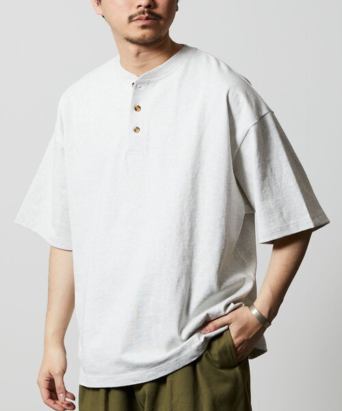 FREAK'S STORE(フリークスストア)の「限定展開 9オンス Heavyweight ビッグシルエット ヘンリーネックTシャツ/ヘビーウェイト(Tシャツ/カットソー・メンズ・グレイッシュベージュ/スミクロ/ネイビー/ブラック/アッシュグレー/ホワイト・LARGE/SMALL/MEDIUM)」の4枚目の写真