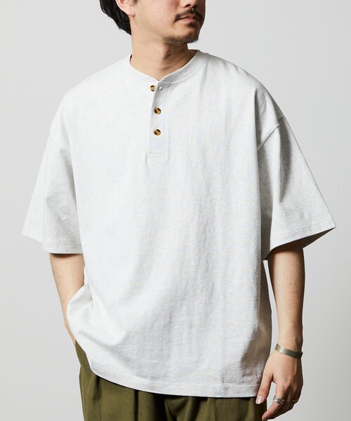 FREAK'S STORE(フリークスストア)の「限定展開 9オンス Heavyweight ビッグシルエット ヘンリーネックTシャツ/ヘビーウェイト(Tシャツ/カットソー・メンズ・グレイッシュベージュ/スミクロ/ネイビー/ブラック/アッシュグレー/ホワイト・LARGE/SMALL/MEDIUM)」の22枚目の写真