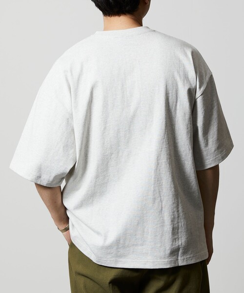 FREAK'S STORE(フリークスストア)の「限定展開 9オンス Heavyweight ビッグシルエット ヘンリーネックTシャツ/ヘビーウェイト(Tシャツ/カットソー・メンズ・グレイッシュベージュ/スミクロ/ネイビー/ブラック/アッシュグレー/ホワイト・LARGE/SMALL/MEDIUM)」の13枚目の写真