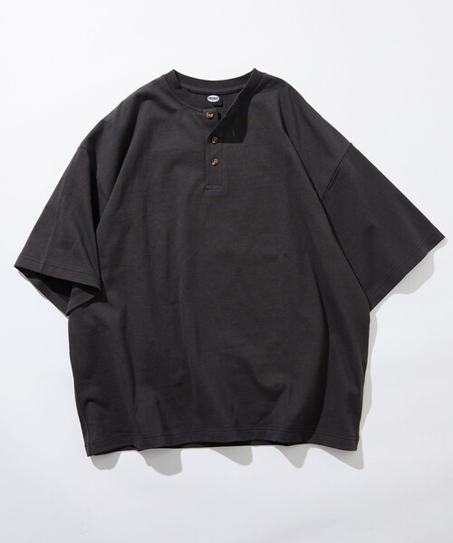 FREAK'S STORE(フリークスストア)の「限定展開 9オンス Heavyweight ビッグシルエット ヘンリーネックTシャツ/ヘビーウェイト(Tシャツ/カットソー・メンズ・グレイッシュベージュ/スミクロ/ネイビー/ブラック/アッシュグレー/ホワイト・LARGE/SMALL/MEDIUM)」の14枚目の写真