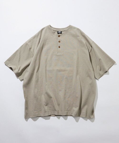 FREAK'S STORE(フリークスストア)の「限定展開 9オンス Heavyweight ビッグシルエット ヘンリーネックTシャツ/ヘビーウェイト(Tシャツ/カットソー・メンズ・グレイッシュベージュ/スミクロ/ネイビー/ブラック/アッシュグレー/ホワイト・LARGE/SMALL/MEDIUM)」の8枚目の写真