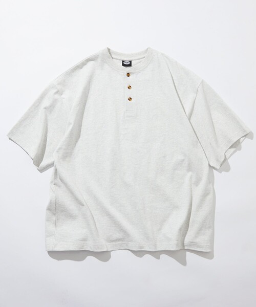 FREAK'S STORE(フリークスストア)の「限定展開 9オンス Heavyweight ビッグシルエット ヘンリーネックTシャツ/ヘビーウェイト(Tシャツ/カットソー・メンズ・グレイッシュベージュ/スミクロ/ネイビー/ブラック/アッシュグレー/ホワイト・LARGE/SMALL/MEDIUM)」の9枚目の写真