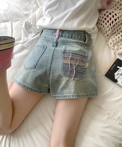 GEMEDA(ジェメダ)の「ししゅうポケットデザインショットパンツ(デニムパンツ・レディース・ライトブルー・S/M/L)」の1枚目の写真