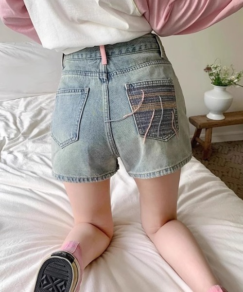GEMEDA(ジェメダ)の「ししゅうポケットデザインショットパンツ(デニムパンツ・レディース・ライトブルー・S/M/L)」の2枚目の写真