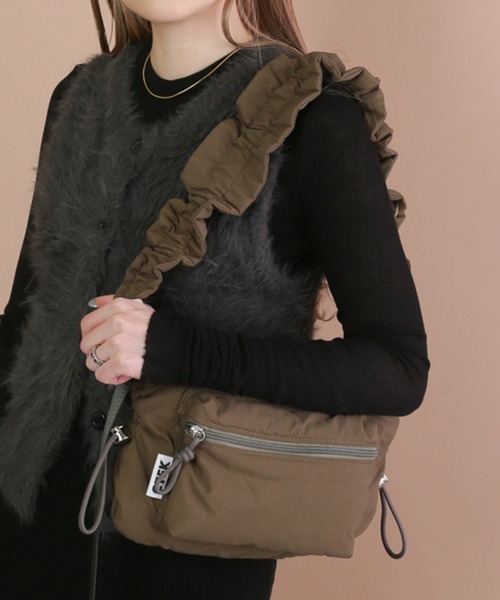 CONTROL FREAK（コントロールフリーク）の「CONTROL FREAK / CTFK（コントロールフリーク）撥水ギャザークロスボディバッグ（ショルダーバッグ・レディース・チャコール/ピンク/グリーン/アイボリー/ブルー/シルバー/オレンジ/その他/カーキ/ボルドー/レオパード/ネイビー/ドット/チェック/ブラック系その他/オリーブ/マルチ・FREE）」の6枚目の写真