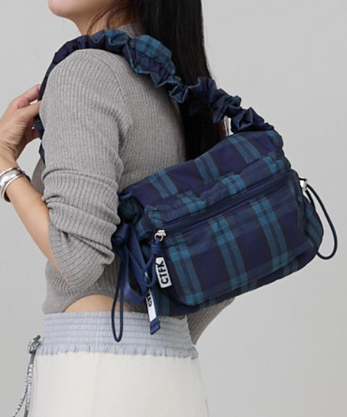 CONTROL FREAK（コントロールフリーク）の「CONTROL FREAK / CTFK（コントロールフリーク）撥水ギャザークロスボディバッグ（ショルダーバッグ・レディース・チャコール/ピンク/グリーン/アイボリー/ブルー/シルバー/オレンジ/その他/カーキ/ボルドー/レオパード/ネイビー/ドット/チェック/ブラック系その他/オリーブ/マルチ・FREE）」の14枚目の写真