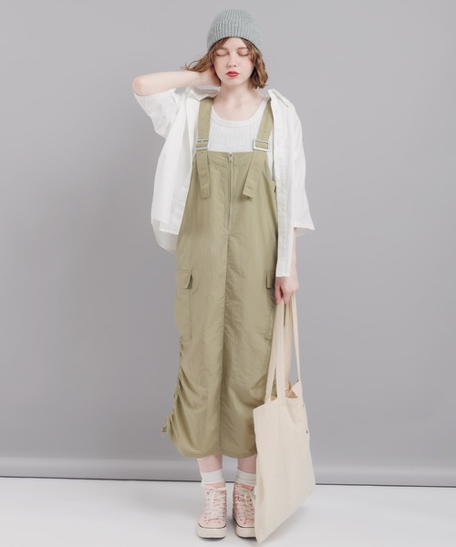 MUHET(ミュエータ)の「ナイロンジャンパースカート(ジャンパースカート・レディース・ブラック/カーキ・SMALL/MEDIUM)」の2枚目の写真