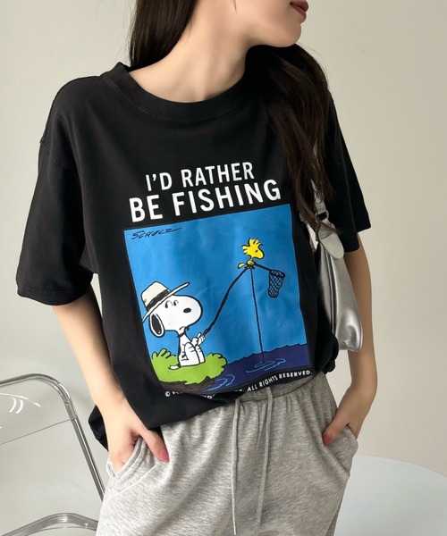 SNOOPY(スヌーピー)の「【PEANUTS/SNOOPY】別注 ピーナッツ スヌーピー 「FISHING」ヴィンテージ風Tシャツ(Tシャツ/カットソー・レディース・アイボリー/ネイビー/ブラック・XL/S/M/L)」の1枚目の写真