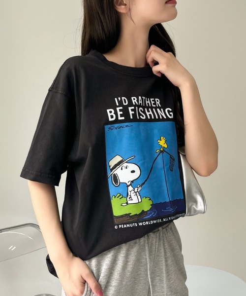 SNOOPY(スヌーピー)の「【PEANUTS/SNOOPY】別注 ピーナッツ スヌーピー 「FISHING」ヴィンテージ風Tシャツ(Tシャツ/カットソー・レディース・アイボリー/ネイビー/ブラック・XL/S/M/L)」の5枚目の写真