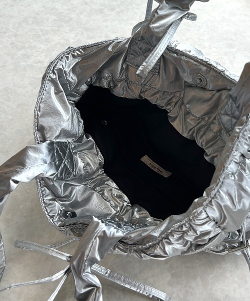 mily bilet（ミウィビレット）の「【mily bilet】愛らしさNo1。ドロストリボンハンドル使いシャイニーキルティングリボントート＆巾着２WAYバック（トートバッグ・レディース・ホワイト/ブラック/シルバー・ONE SIZE）」の13枚目の写真