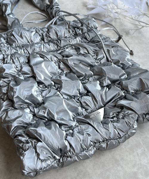 mily bilet（ミウィビレット）の「【mily bilet】愛らしさNo1。ドロストリボンハンドル使いシャイニーキルティングリボントート＆巾着２WAYバック（トートバッグ・レディース・ホワイト/ブラック/シルバー・ONE SIZE）」の14枚目の写真