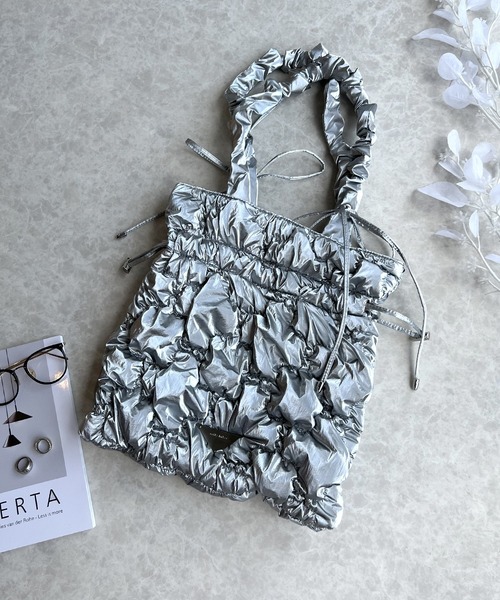 mily bilet（ミウィビレット）の「【mily bilet】愛らしさNo1。ドロストリボンハンドル使いシャイニーキルティングリボントート＆巾着２WAYバック（トートバッグ・レディース・ホワイト/ブラック/シルバー・ONE SIZE）」の10枚目の写真