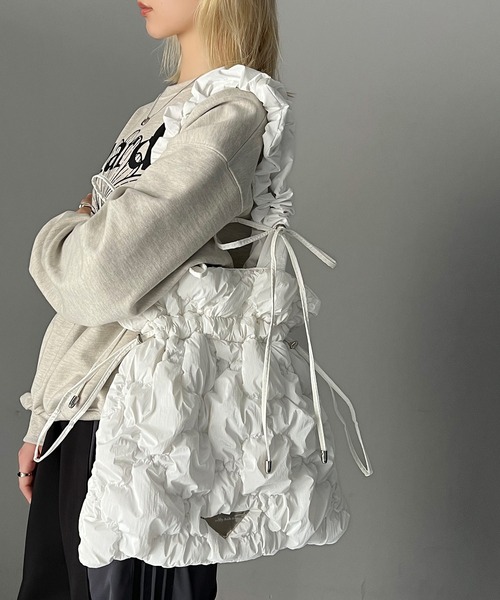 mily bilet（ミウィビレット）の「【mily bilet】愛らしさNo1。ドロストリボンハンドル使いシャイニーキルティングリボントート＆巾着２WAYバック（トートバッグ・レディース・ホワイト/ブラック/シルバー・ONE SIZE）」の4枚目の写真