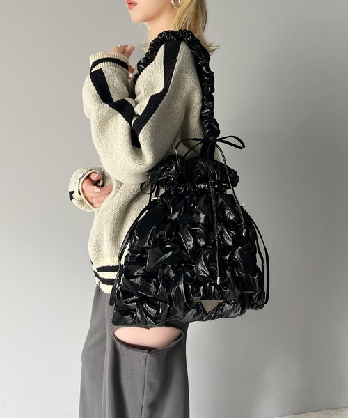 mily bilet（ミウィビレット）の「【mily bilet】愛らしさNo1。ドロストリボンハンドル使いシャイニーキルティングリボントート＆巾着２WAYバック（トートバッグ・レディース・ホワイト/ブラック/シルバー・ONE SIZE）」の6枚目の写真