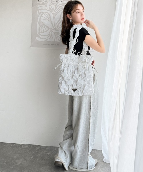 mily bilet（ミウィビレット）の「【mily bilet】愛らしさNo1。ドロストリボンハンドル使いシャイニーキルティングリボントート＆巾着２WAYバック（トートバッグ・レディース・ホワイト/ブラック/シルバー・ONE SIZE）」の17枚目の写真