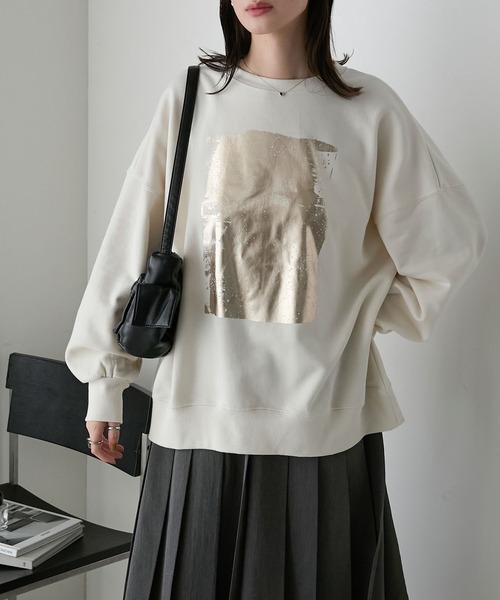 forksy.(フォルクシー)の「【forksy.】かすれ箔プリントオーバーサイズスウェット(スウェット・レディース・ブラック/クリーム/ホワイト・FREE)」の3枚目の写真