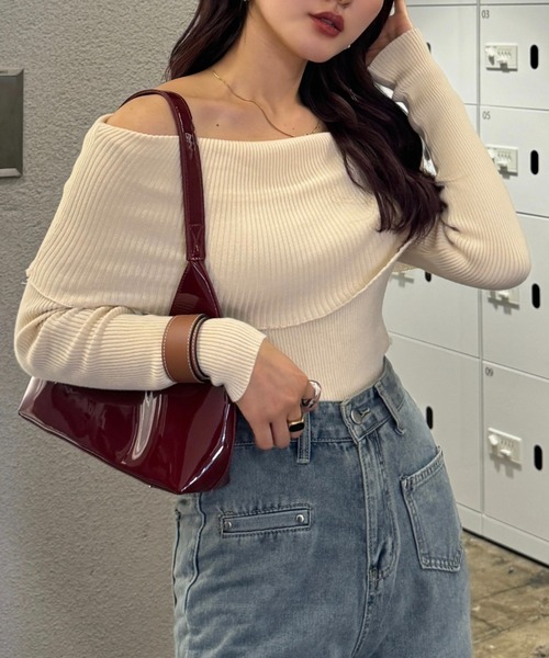 efill(エフィル)の「オフショル リブ ニット トップス(ニット/セーター・レディース・ベージュ/ブラック・FREE)」の3枚目の写真