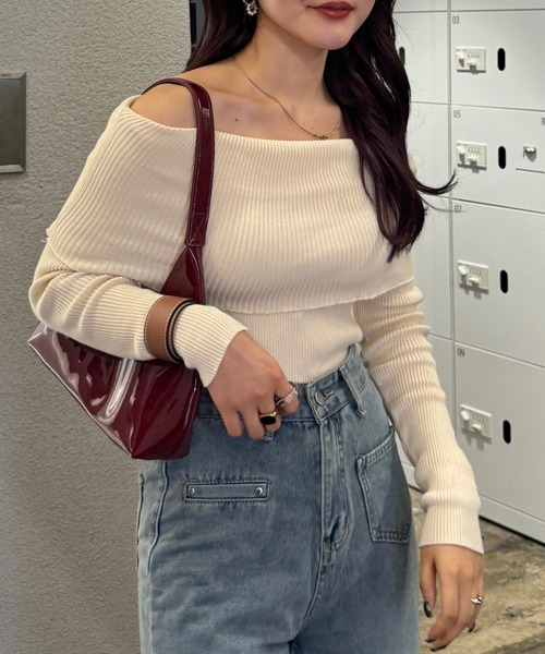 efill(エフィル)の「オフショル リブ ニット トップス(ニット/セーター・レディース・ベージュ/ブラック・FREE)」の4枚目の写真