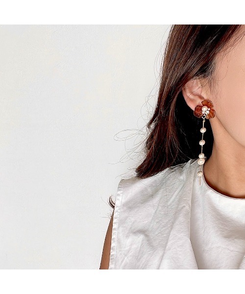 tone（トーン）の「【S.coeuf】【S.coeuf】金属アレルギー対応ピアス　2way　コットンパール琥珀フラワー×ゴールドチェーンとコットンパール(MA)（ピアス（両耳用）・レディース・ブラウン・FREE）」の3枚目の写真