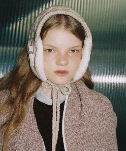 ROCKFISH WEATHERWEAR(ロックフィッシュウェザーウェア)の「CABLE FUR KNIT EARMUFF(イヤーマフ・レディース・グレー/ラベンダー/ネイビー/ベージュ・FREE)」の8枚目の写真