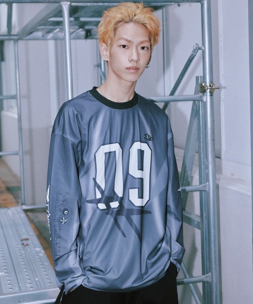 ROMANTIC CROWN(ロマンティッククラウン)の「A'GEM/9 × .kom 『ROMANTIC CROWN/ロマンティック クラウン』NEW ROMANTIC SPORTS JERSEY /ニューロマンティックスポーツジャージ(Tシャツ/カットソー・レディース・ライトブルー/チャコールグレー・L/XL/M)」の12枚目の写真