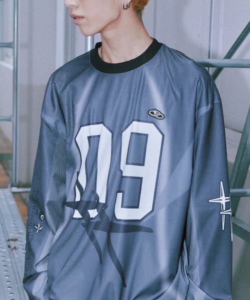 ROMANTIC CROWN(ロマンティッククラウン)の「A'GEM/9 × .kom 『ROMANTIC CROWN/ロマンティック クラウン』NEW ROMANTIC SPORTS JERSEY /ニューロマンティックスポーツジャージ(Tシャツ/カットソー・レディース・ライトブルー/チャコールグレー・L/XL/M)」の11枚目の写真