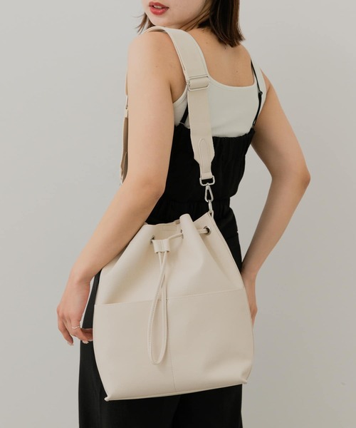 SENSE OF PLACE by URBAN RESEARCH（センスオブプレイスバイアーバンリサーチ）の「アウトポケットバケットバッグ（ショルダーバッグ・レディース・ブラウン/ブラック/アイボリー・ONE）」の2枚目の写真