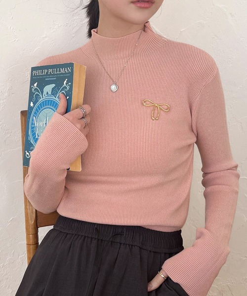STYLEBLOCK(スタイルブロック)の「ブローチ付きボトルネックニットトップス(ニット/セーター・レディース・ライトブルー/ブラック/ライトグリーン/アイボリー/ライトピンク/ライトイエロー・FREE)」の6枚目の写真