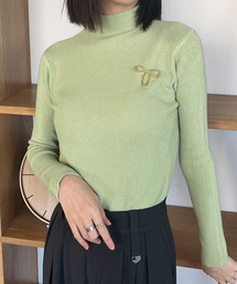 ブローチ付きボトルネックニットトップス