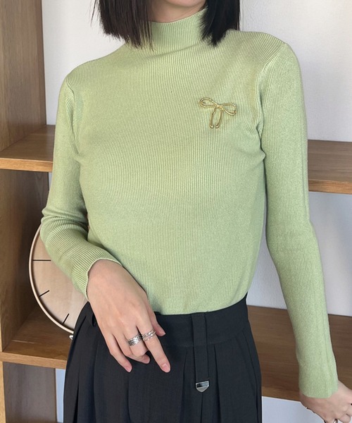STYLEBLOCK(スタイルブロック)の「ブローチ付きボトルネックニットトップス(ニット/セーター・レディース・ライトブルー/ブラック/ライトグリーン/アイボリー/ライトピンク/ライトイエロー・FREE)」の3枚目の写真