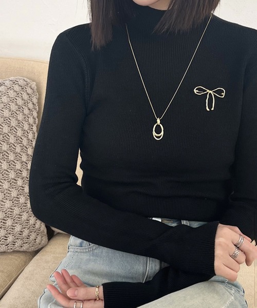STYLEBLOCK(スタイルブロック)の「ブローチ付きボトルネックニットトップス(ニット/セーター・レディース・ライトブルー/ブラック/ライトグリーン/アイボリー/ライトピンク/ライトイエロー・FREE)」の1枚目の写真