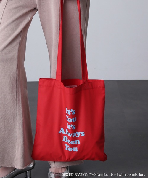 ROSE BUD（ローズバッド）の「Netflix Series ‘SEX EDUCATION’ × ROSE BUD/MESSAGE LOGO TOTE BAG（トートバッグ・レディース・イエロー/レッド/ブルー/ブラック/ライトブルー・ONE SIZE）」の5枚目の写真