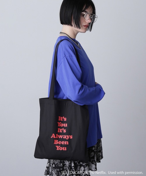 ROSE BUD（ローズバッド）の「Netflix Series ‘SEX EDUCATION’ × ROSE BUD/MESSAGE LOGO TOTE BAG（トートバッグ・レディース・イエロー/レッド/ブルー/ブラック/ライトブルー・ONE SIZE）」の2枚目の写真