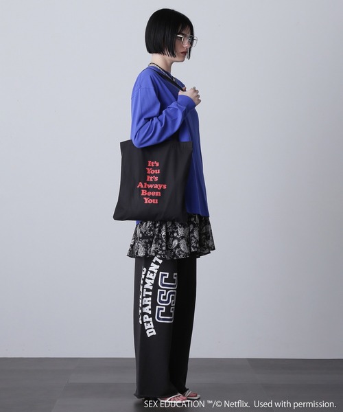 ROSE BUD（ローズバッド）の「Netflix Series ‘SEX EDUCATION’ × ROSE BUD/MESSAGE LOGO TOTE BAG（トートバッグ・レディース・イエロー/レッド/ブルー/ブラック/ライトブルー・ONE SIZE）」の6枚目の写真