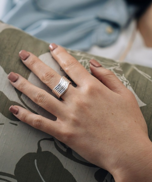 Nothing And Others（ナッシングアンドアザーズ）の「「Nothing And Others/ナッシングアンドアザーズ」Parallel line Ring（リング・レディース・シルバー・FREE）」の2枚目の写真