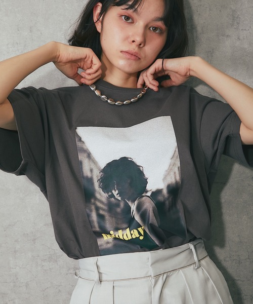 ANOTHER S（アナザーエス）の「綿天竺モノクロフォトプリントTシャツ（Tシャツ/カットソー・レディース・チャコールグレー/ブラック/オフホワイト・FREE）」の3枚目の写真