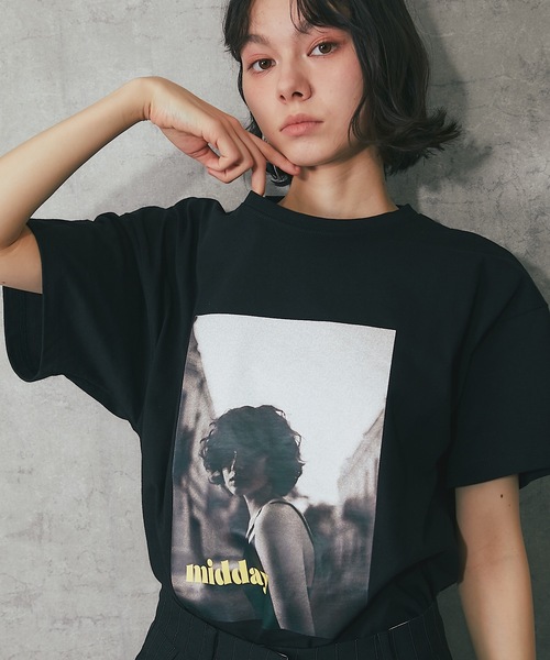 ANOTHER S（アナザーエス）の「綿天竺モノクロフォトプリントTシャツ（Tシャツ/カットソー・レディース・チャコールグレー/ブラック/オフホワイト・FREE）」の2枚目の写真