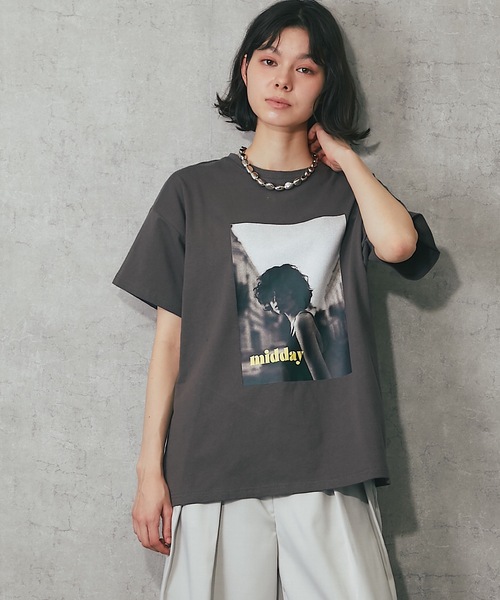 ANOTHER S（アナザーエス）の「綿天竺モノクロフォトプリントTシャツ（Tシャツ/カットソー・レディース・チャコールグレー/ブラック/オフホワイト・FREE）」の14枚目の写真