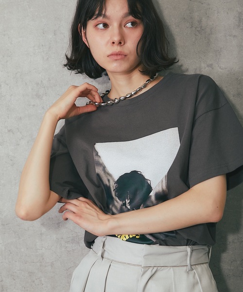 ANOTHER S（アナザーエス）の「綿天竺モノクロフォトプリントTシャツ（Tシャツ/カットソー・レディース・チャコールグレー/ブラック/オフホワイト・FREE）」の16枚目の写真