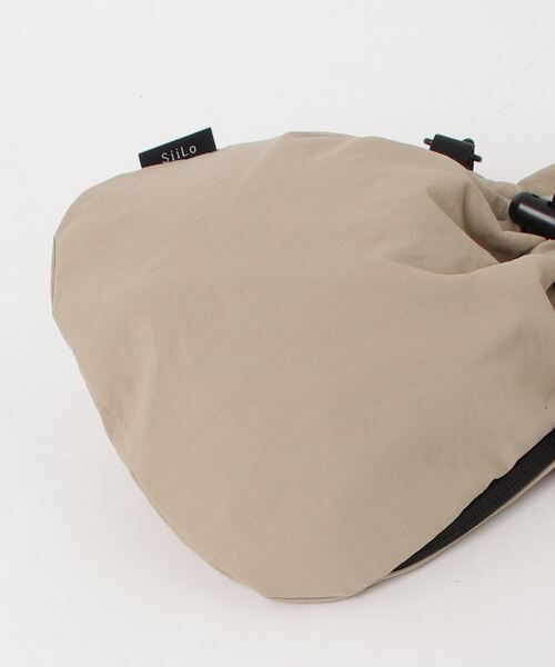 MAISON mou(メゾンムー)の「【SiiLo/シーロ】CRUMPLE 巾着ショルダー(ショルダーバッグ・レディース・ダークグレー/ベージュ/パープル/ブラック・FREE)」の6枚目の写真