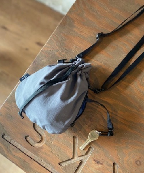 MAISON mou(メゾンムー)の「【SiiLo/シーロ】CRUMPLE 巾着ショルダー(ショルダーバッグ・レディース・ダークグレー/ベージュ/パープル/ブラック・FREE)」の3枚目の写真