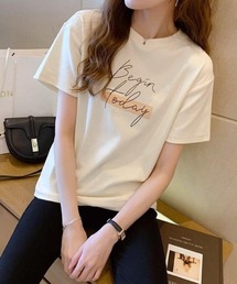 大人かわいいロゴプリント白Tシャツ。 半袖で春夏もカジュアルに着られるロゴトップス
