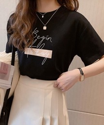 大人かわいいロゴプリント白Tシャツ。 半袖で春夏もカジュアルに着られるロゴトップス