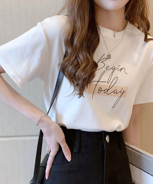 maison de LATIR（メゾンドラティール）の「大人かわいいロゴプリント白Tシャツ。 半袖で春夏もカジュアルに着られるロゴトップス（Tシャツ/カットソー・レディース・ホワイト/ブラック/グレー・ONESIZE）」の5枚目の写真