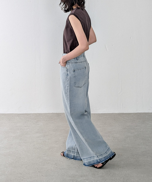 emesuelee(エメスーリー)の「ワイドバギーデニムパンツ 裾ダメージ加工 オーバーダイ(デニムパンツ・レディース・ライトブルー・フリー)」の4枚目の写真