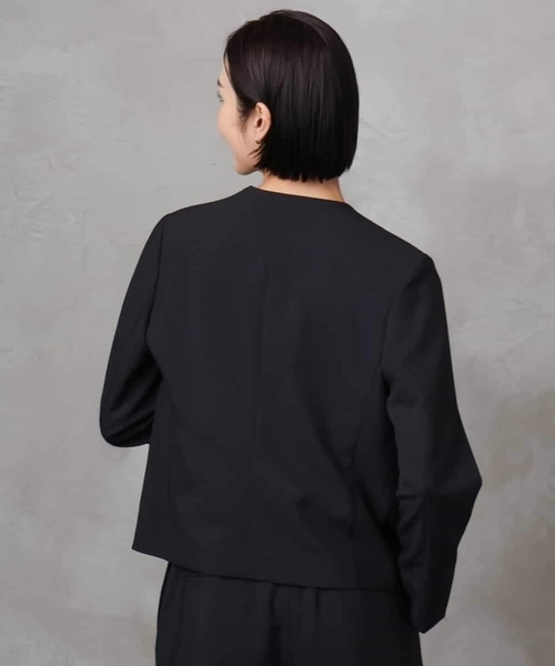 MICHEL KLEIN（ミッシェル・クラン）の「[機能性素材]ドライノーカラージャケット(セットアップ対応)（ノーカラージャケット・レディース・ブラック/ライトグレー・38）」の4枚目の写真