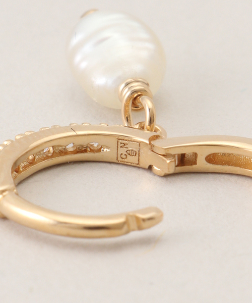 journal standard L'essage（ジャーナルスタンダードレサージュ）の「【NOUVEL AMOUR/ヌーベルアムール】MINI HOOPS PEARL(PAIR)：ピアス（両耳用）（ピアス（両耳用）・レディース・ゴールド・FREE）」の5枚目の写真
